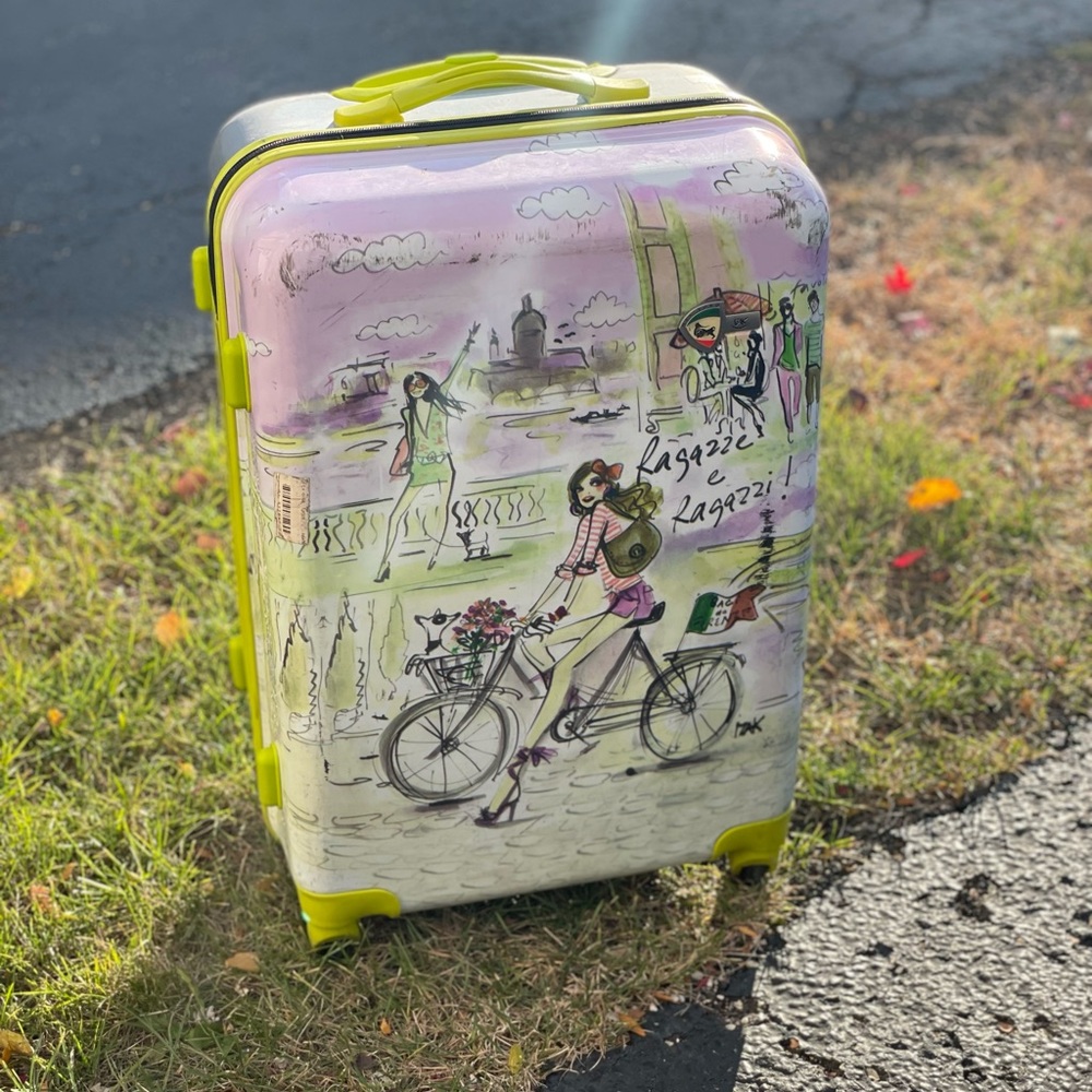 Stylish mid size luggage case, 4 wheelers
